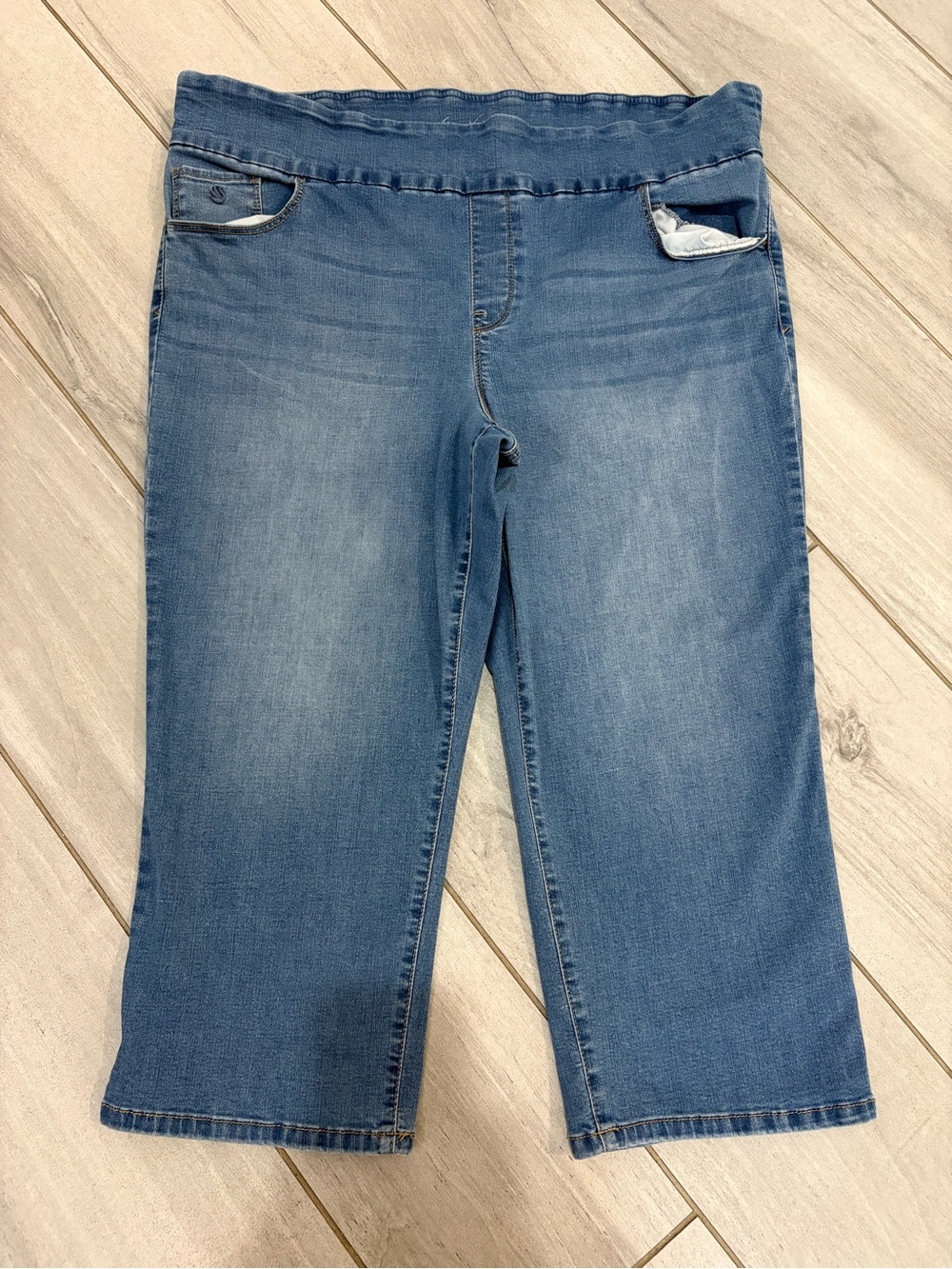 Women's Blue Pull-On Stretch Denim Capris